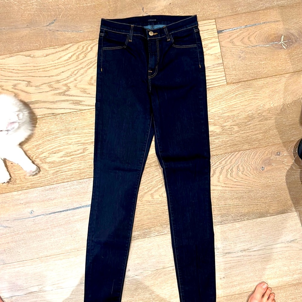Dark blue, looks brand new. Skinny jeans